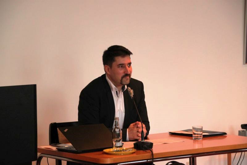 Dr. Al-Daghistani bei der Lektüreübung
