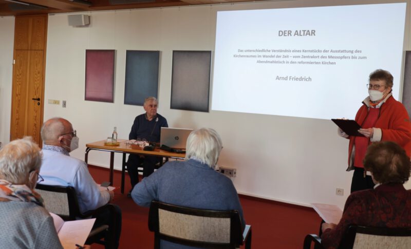 Dr. Arnd Friedrich referiert über den Altar