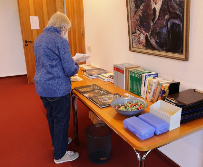 Reich gedeckter Büchertisch