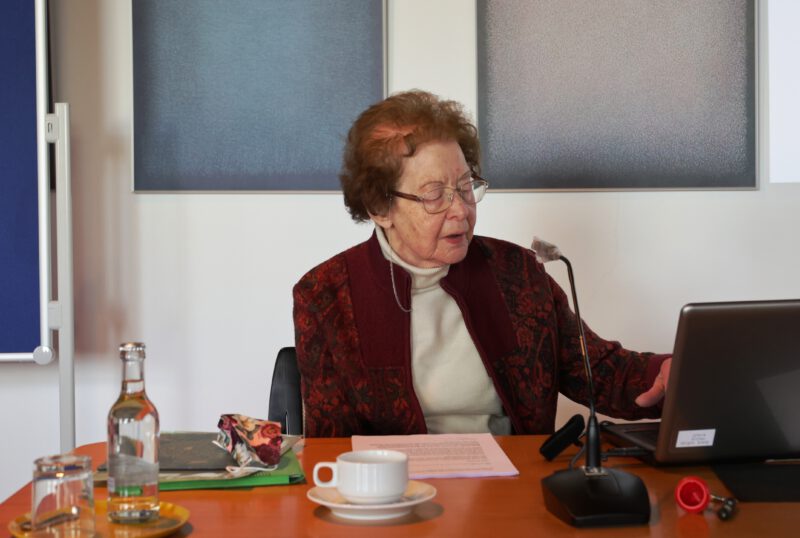 Dr. Anna Ulrich zeigt Darstellungen von Propheten in der Kunst
