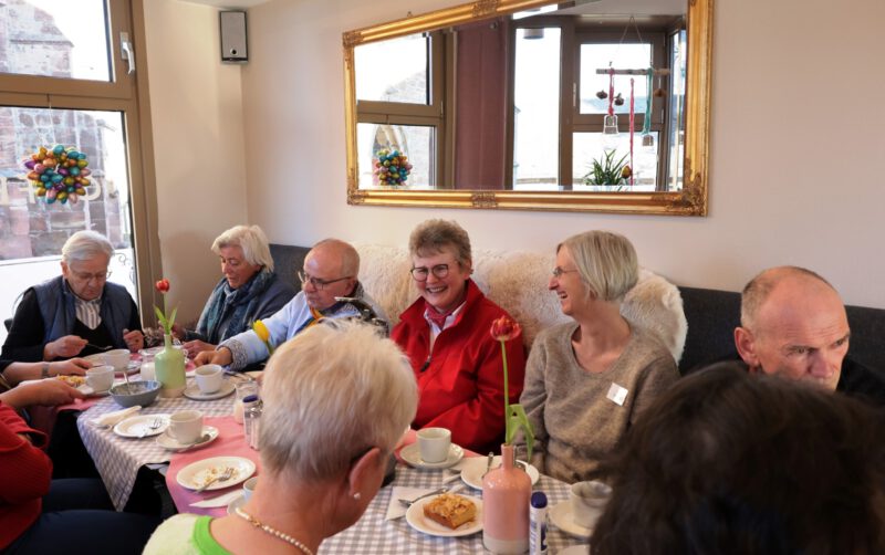 Entspannendes Kaffetrinken im Schatten des Kirchturms