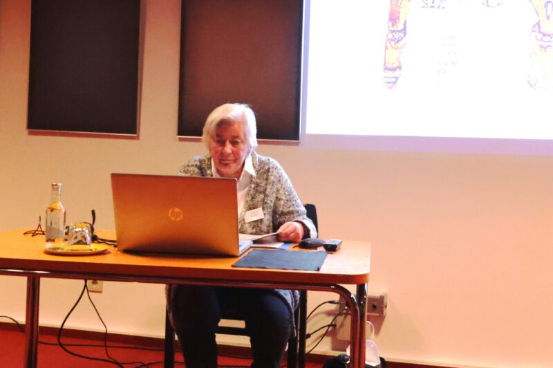 Beitrag aus dem Teilnehmerkreis:
Barbara Kruhöffer zeigt Bilder des Loccumer Evangeliars