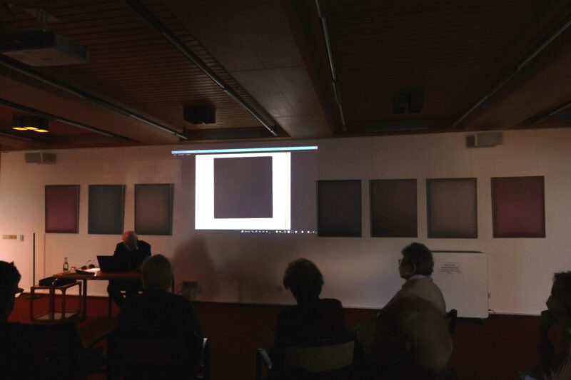 "Macht des Bildes": Das schwarze Quadrat des Künstlers K. Malewitsch projiziert auf die Wand des Vortragssaals