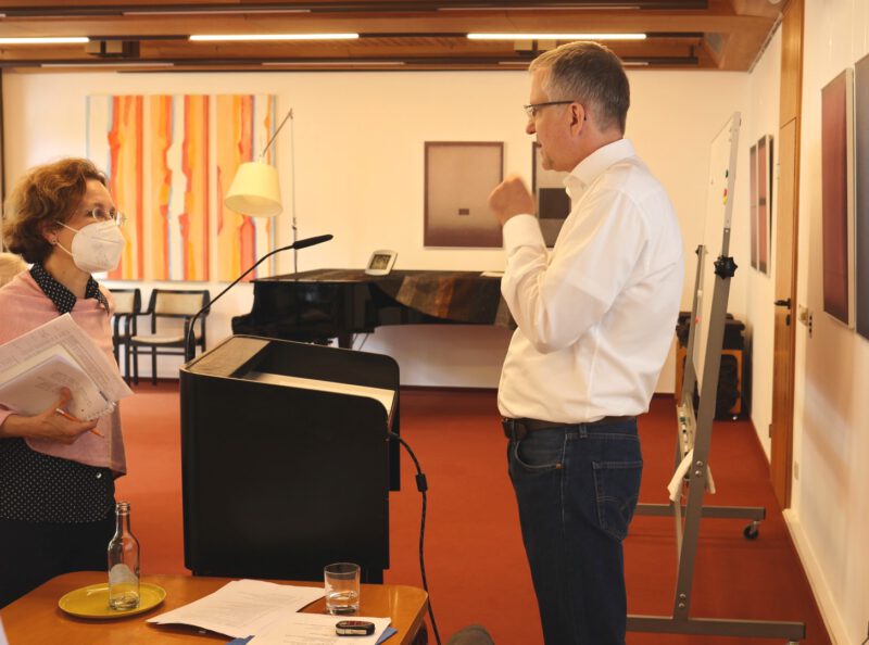 Prof. Konkel beantwortet Fragen auch in der Pause