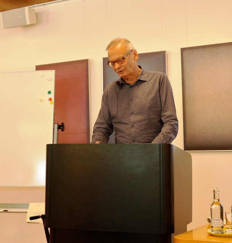 Dr. Helmut Föller referiert über das  Kirchenliedgut