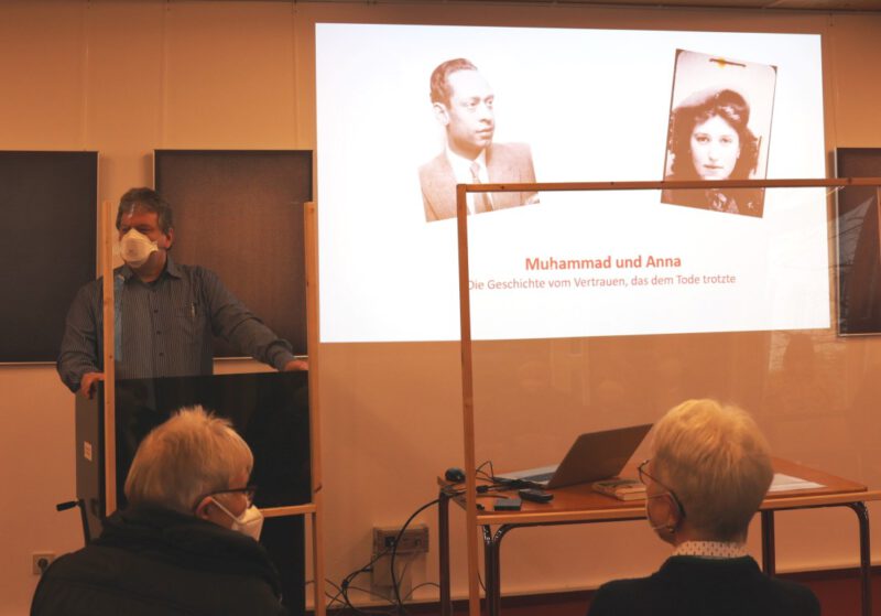 Damian Lazarek (Die Hegge) erzählt die Geschichte von Muhammad und Anna