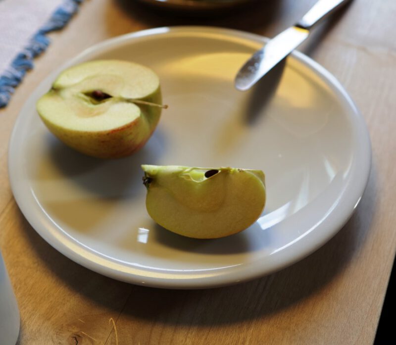 Fastenbrechen mit einem Apfel