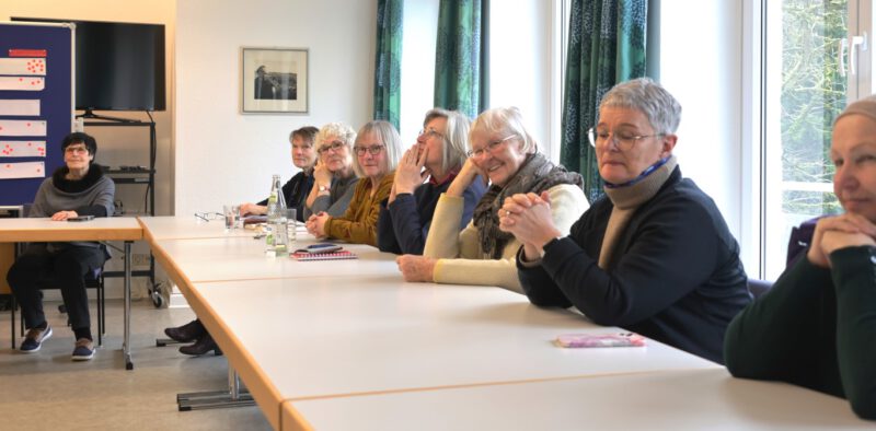 Glückliche Teilnehmer beim Schlussgespräch