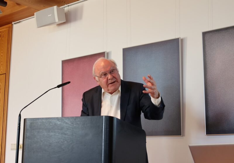 Prof. Dr. Udo Steinbach bei seinem Vortrag
