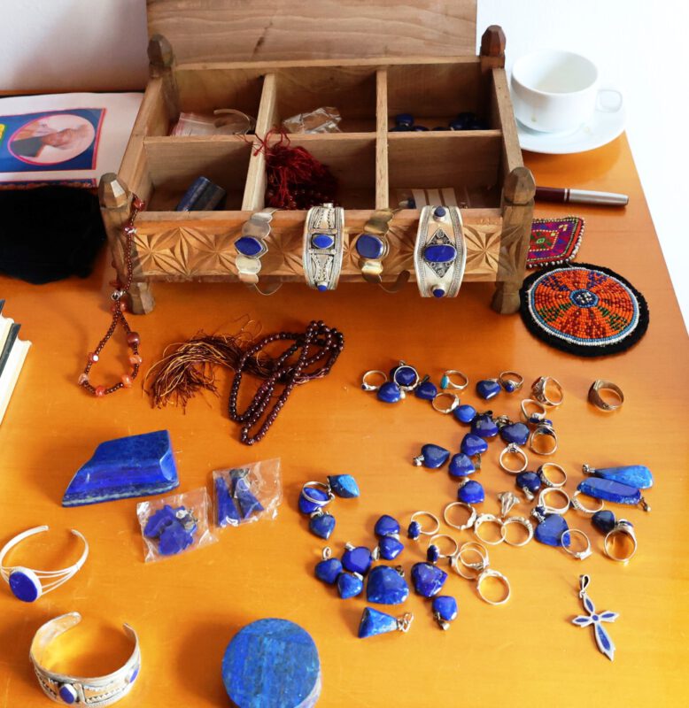 Schmuck aus dem Edelstein Lapislazuli konnte zugunsten der Kinderhilfe Afghanisten erworben werden