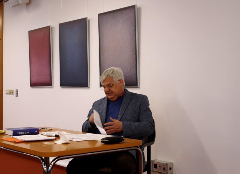 Dr. Gerhards bei der Diskussion mit den Teilnehmern