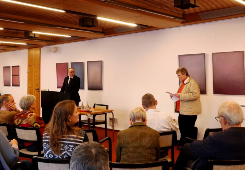 Dorothee Mann stellt den nächsten Referenten, Prof. Dr. phil. Hector Wittwer vor