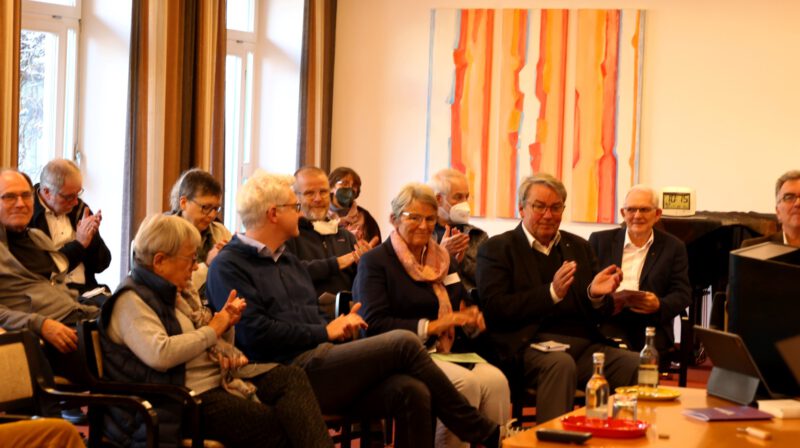 Applaus der Teilnehmerinnen und Teilnehmer für die gelungene Tagung