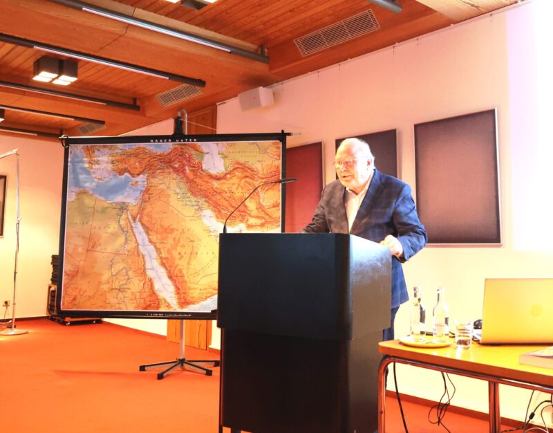 Prof. Dr. Udo Steinbach bei seinem Referat