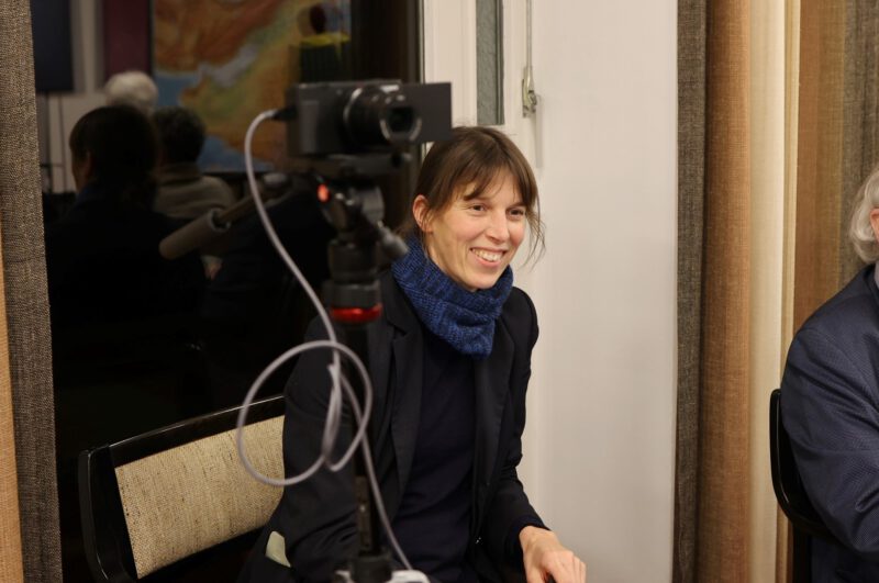 Dr. Sandra Legge stellt den Kontakt per Video zu Dr. Scheffler her