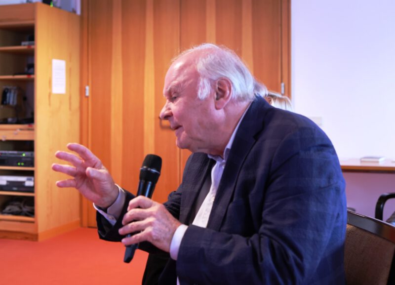 Prof. Steinbach diskutiert mit Dr. Scheffler per Video
