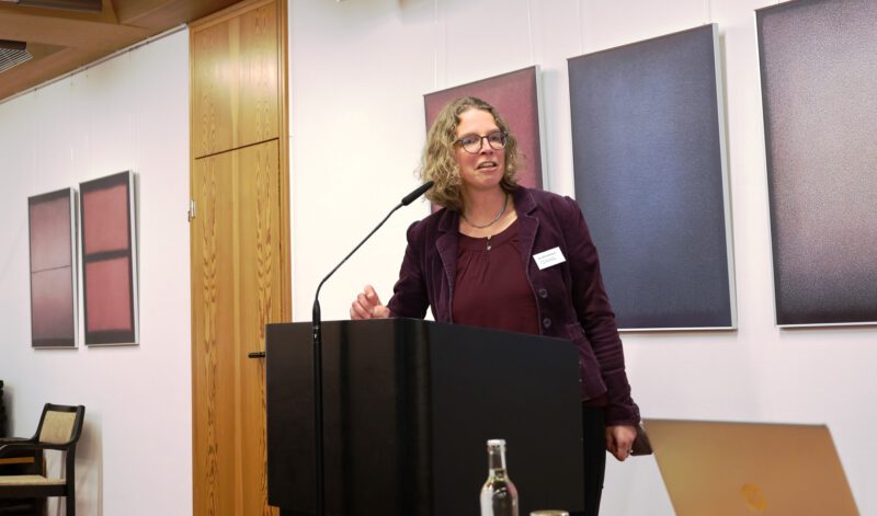 Dr. Anne Kirsch begrüßt die Referentinnen und Teilnehmerinnen