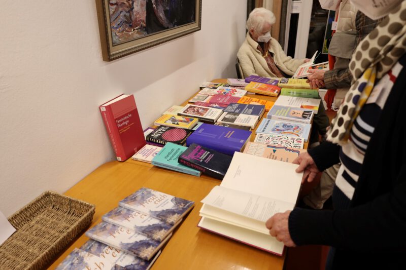 In den ausgelegten Büchern wird mit Interesse geblättert