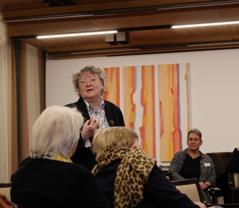 Prof. Sattler beteilgt sich an der Diskussion