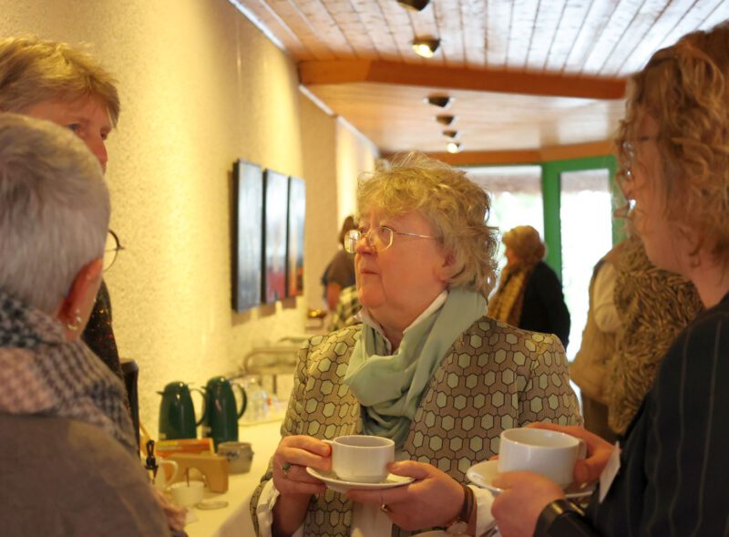 Auch in der Kaffeepause wird mit den Referentinnen weiter diskutiert