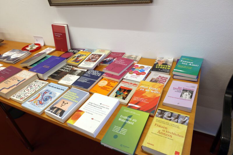 Eein reich gedeckter Büchertisch