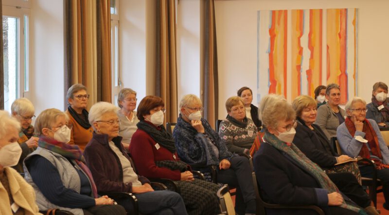 Aufmerksame Teilnehmerinnen beim Schlussgespräch