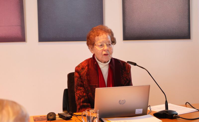 Frau Anna bei ihrem Vortrag....