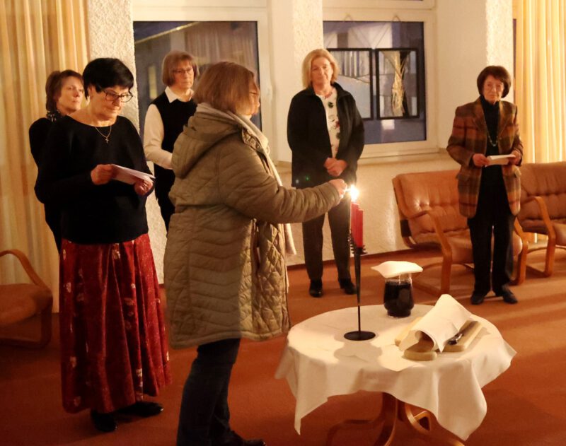 Anzünden des siebenarmigen Leuchters vor dem feierlichen Abendessen