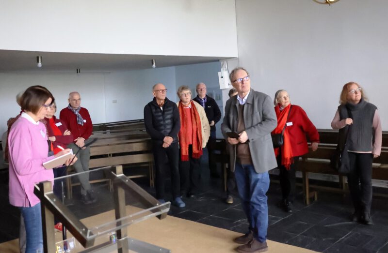 Prof. Helten erklärt die Fenster der Hegge-Kapelle