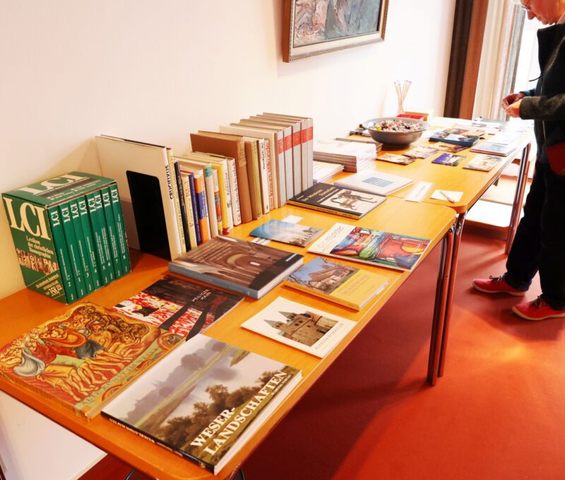 Reich gedeckter Büchertisch