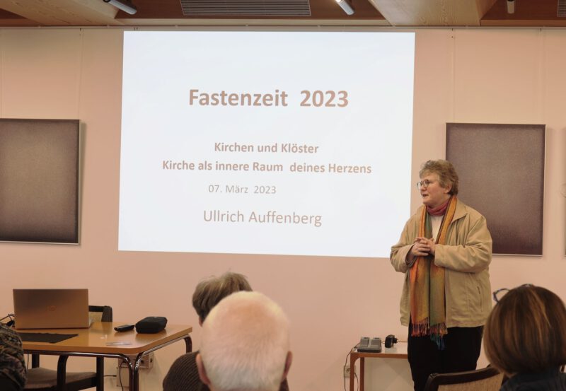 Dorothe Mann begrüßt den nächsten Referenten: Monsignore U. Auffenberg
