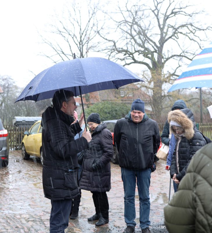Pastor Klaus Dettke begrüßt die Gruppe in Bursfelde