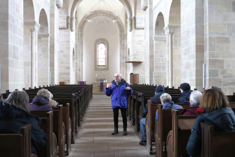 Dr. Unger erläutert die Klosterkirche Lippoldsberg