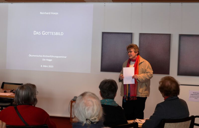 Dorothee Mann begrüßt den Referenten Prof. R. Hoeps