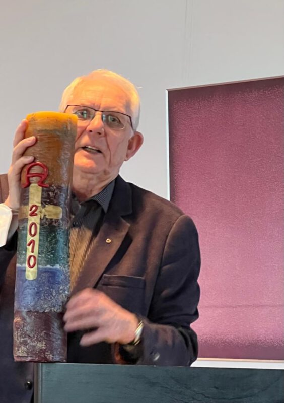Msgr. Auffenberg mit einer besonderen Osterkerze
