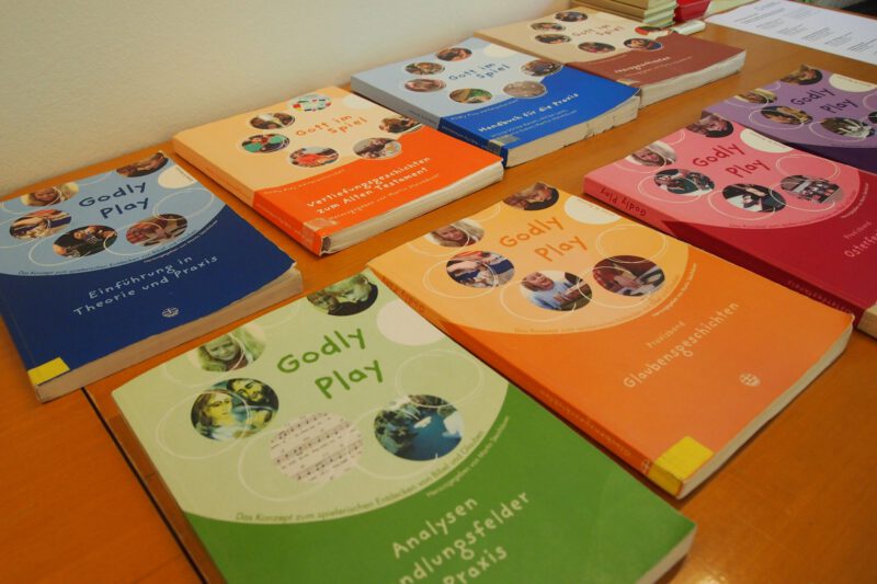 Reich gedeckter Büchertisch