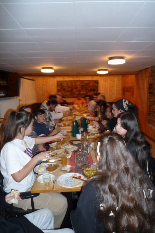 Abendessen an der langen Tafel
