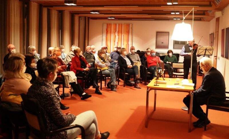 Konzentriert zuhörendes Publikum