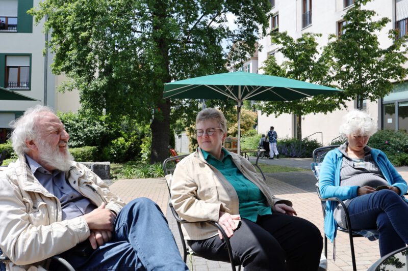  Dorothee Mann(Mitte) begrüßt die Teilnehmer und Teilnehmerinnen; re. Andrea Maschke, Gästeführerin