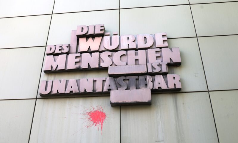 Inschrift - angebracht auf Betreiben Fritz Bauers 