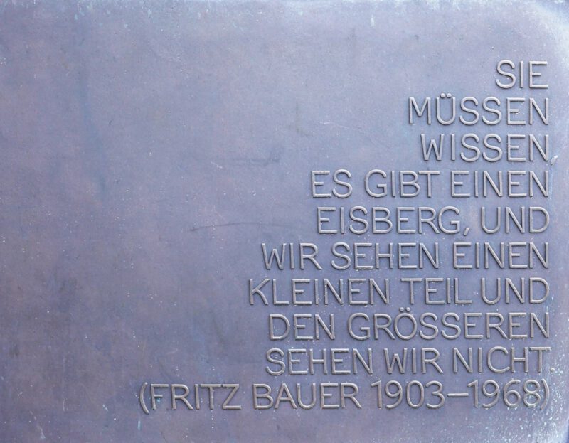 Gedenktafel am Fritz-Bauer-Denkmal 