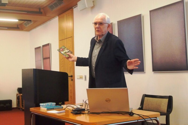 Monsignore Ullrich Auffenberg im Vortrag