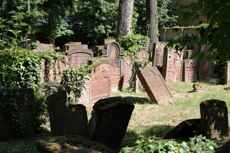 Grabsteine auf dem jüdischen Friedhof (Large)