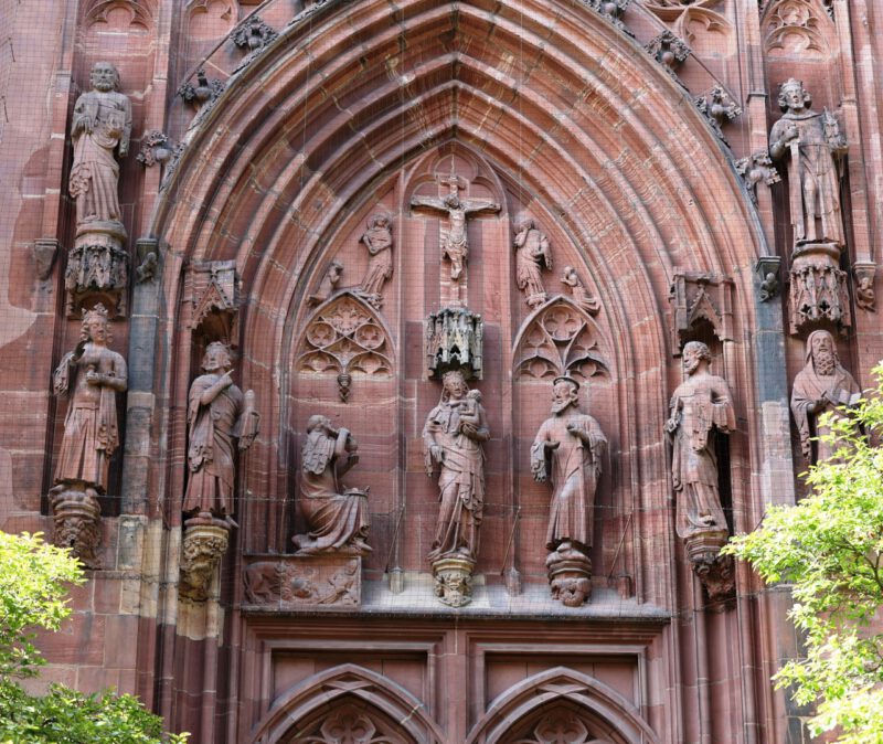 Seitenportal des Frankfurter Doms