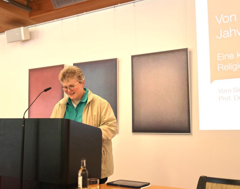 Lic. theol. Dorothee Mann begrüßt die Tagungsteilnehmer