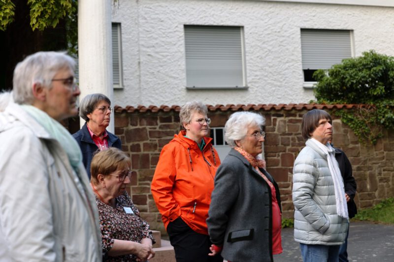 Alle hören der Referentin  zu