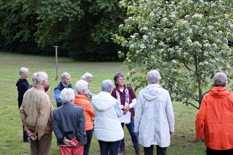 Marie-Luise Eickmeier-Ehrlich erklärt die Flora des Hegge-Parks