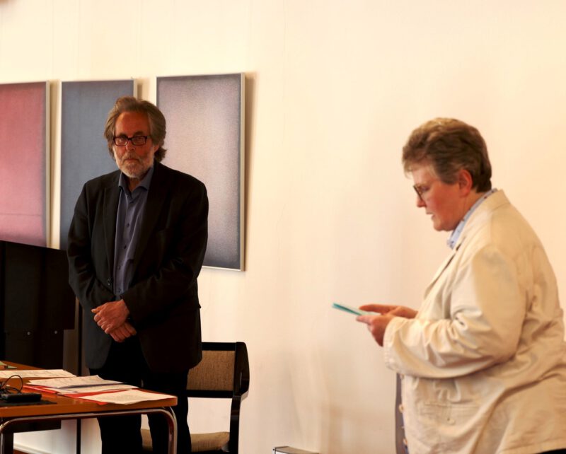 Dorothee Mann stellt den Referenten Prof. Dr. Reinhold Zwick vor