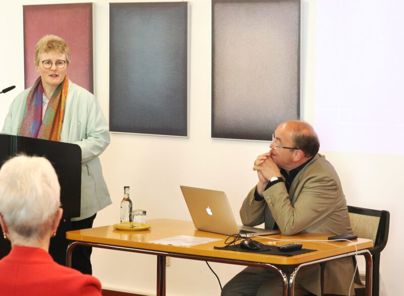 Lic. theol.Dorothee Mann stellt den Referenten Hans Hermann Jansen vor