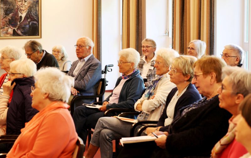 Die Zuhörer folgen mit Freude dem Vortrag